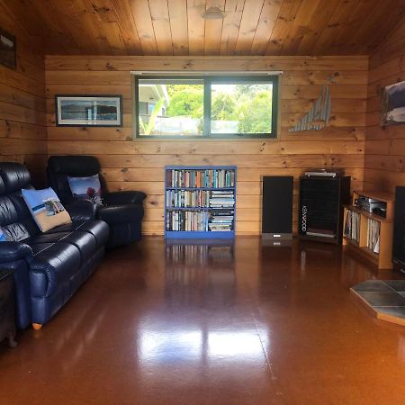 Bay View Bach Villa Raglan Exterior photo